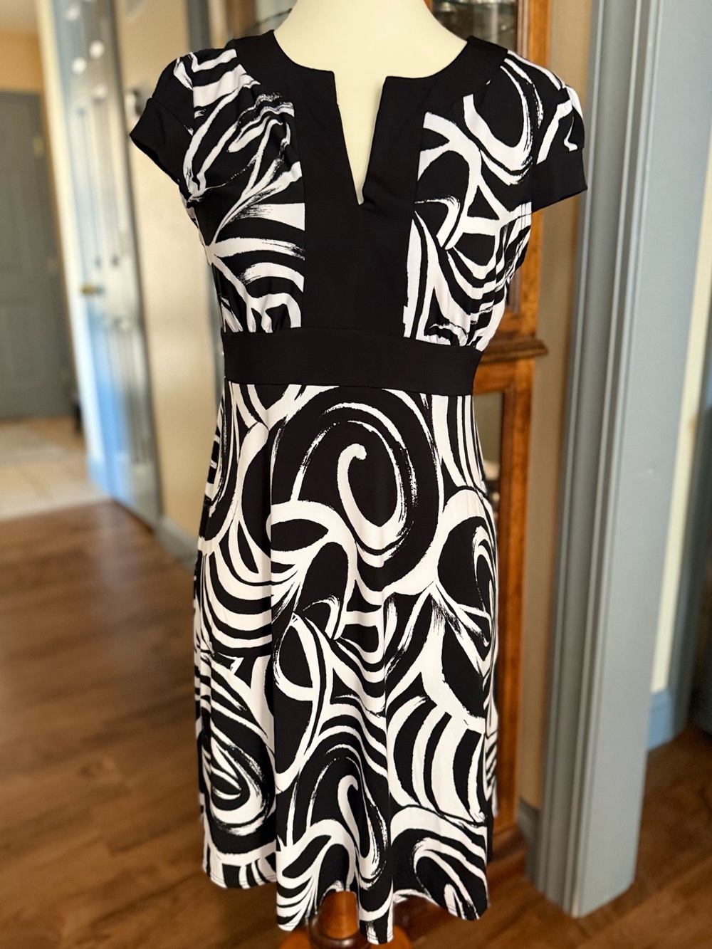 I.N. Studio Black & White Abstract Swirl Fit & Flair Empire Waist Strech - Picture 2 of 7